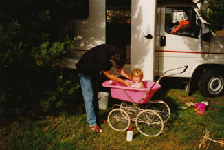 Første tur gik til Norge i en lejet autocamper. Her får Mette et dejligt udendørs bad.