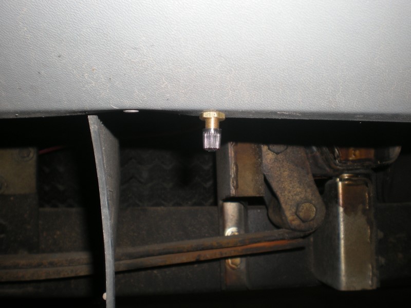 Hvis den elektriske kompressor svigter, kan man pumpe luft på med en håndpumpe eller med luft henne på tankstationen.