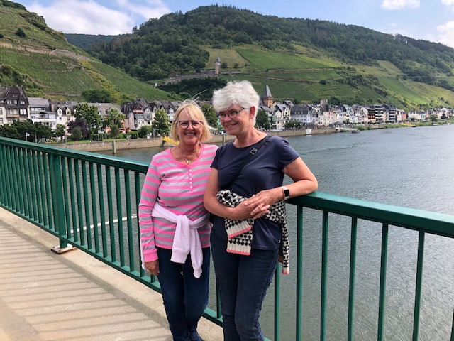 Rosa og Anette på én af de mange broer over Mosel