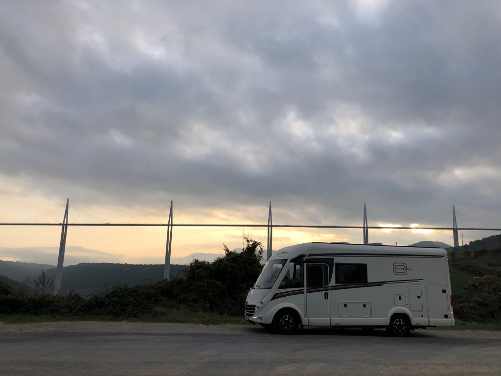 Le Viaduc de Millau - Europas højeste bro, 270 m over floddalen