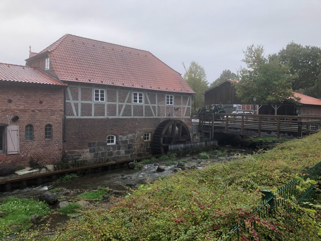 Smukt placeret ved den gamle vandmølle