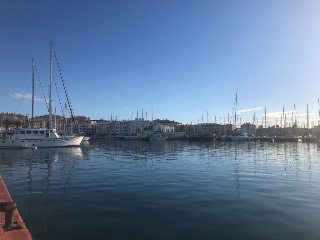 Det er en kæmpestor marina, og som altid nyder vi at gå en tur og kigge på alle bådene