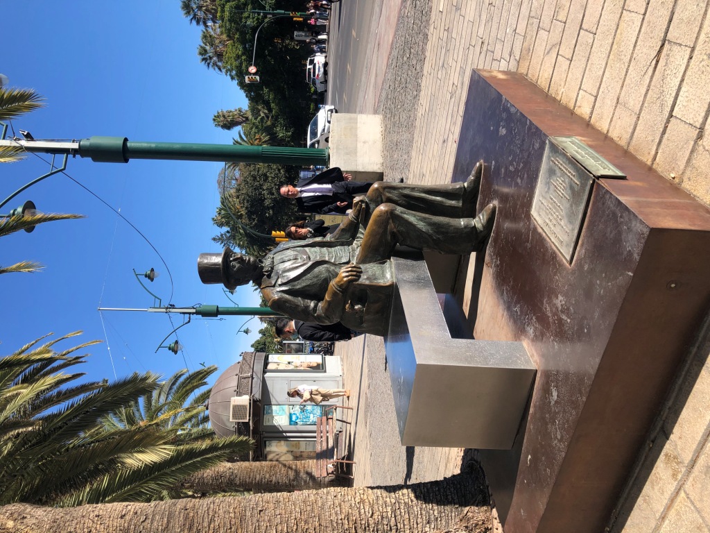 'At leve er at rejse' - selveste H C Andersen sidder her i solen i Malaga