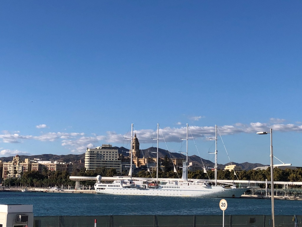 I havnen ligger et af de få krydstogtskibe, som også bærer sejl - Windstar Nassau