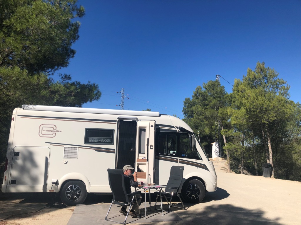 Camping Parque Ardales har plads til nogle få autocampere