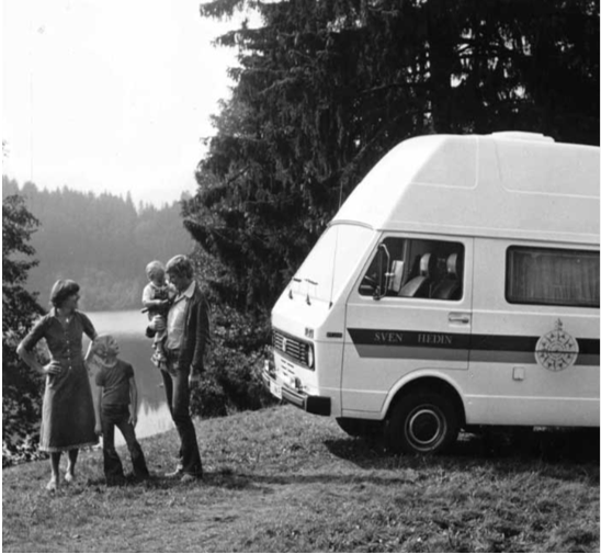 Familien kommer tæt på naturen med deres campervan.
