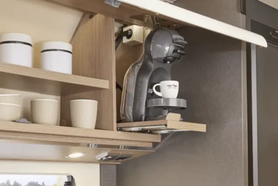 Overskabet med den udtrækkelige kaffemaskine.